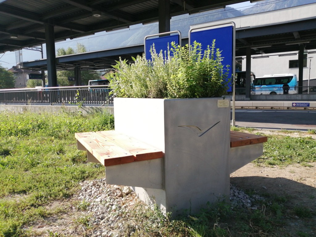 Sitzbank aus Metall in Susten im Wallis
